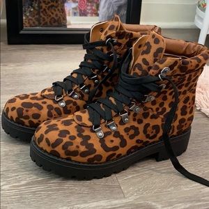 NWOT Cheetah combat boots